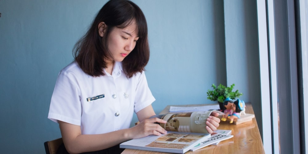 雑誌を読む女性のイメージ画像